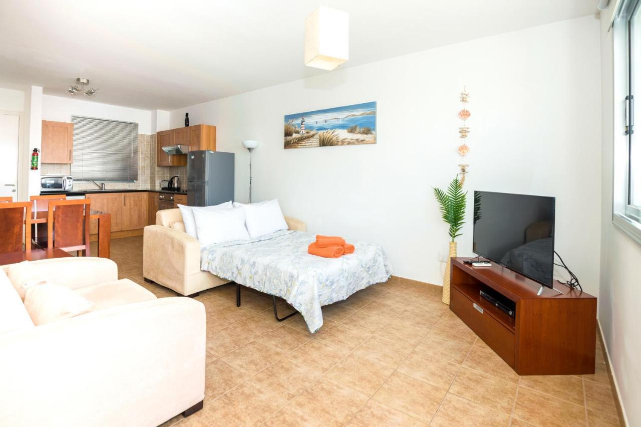 Seabreeze Apartment 200M Away From The Sea Paralimni Bagian luar foto