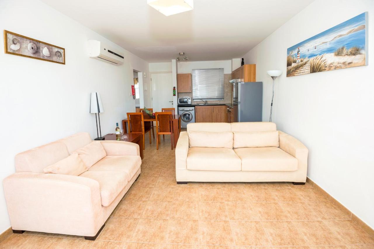 Seabreeze Apartment 200M Away From The Sea Paralimni Bagian luar foto