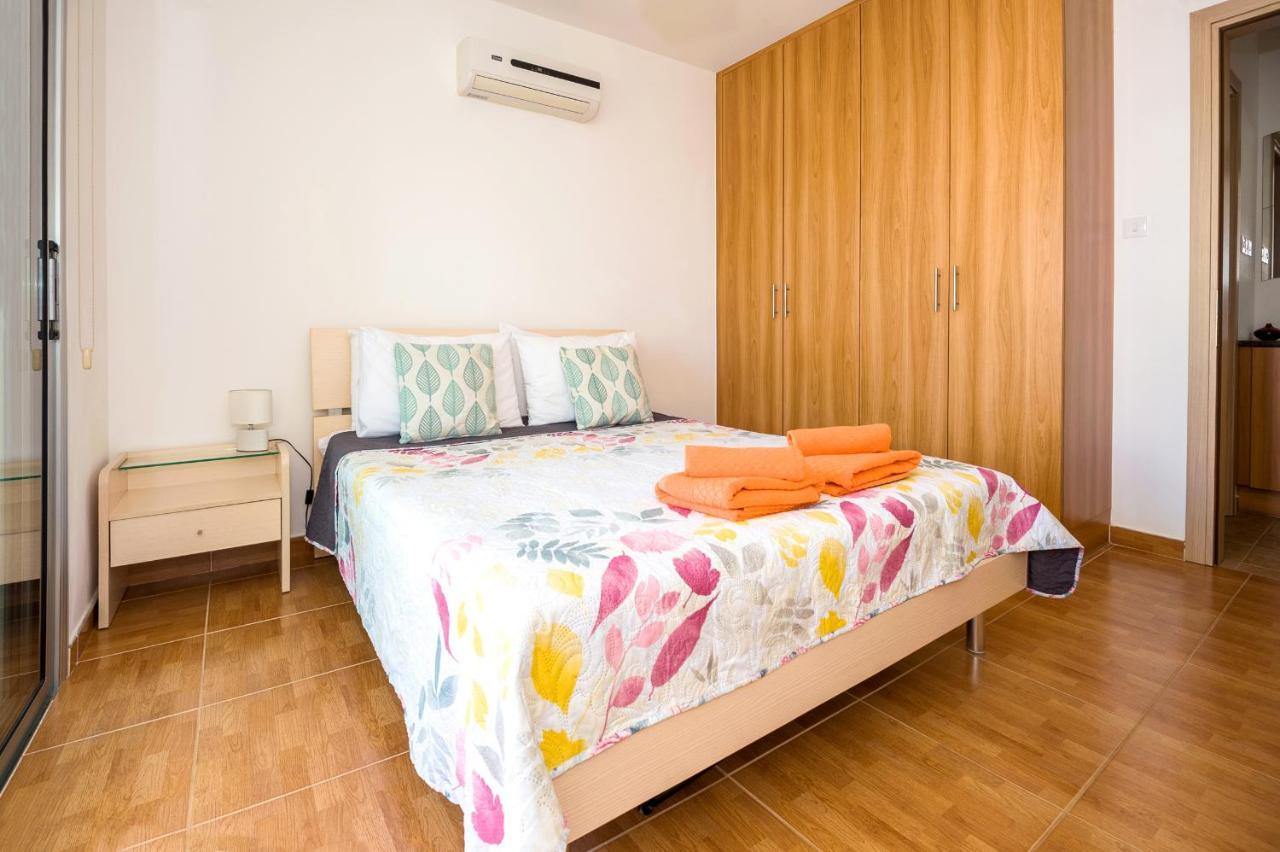 Seabreeze Apartment 200M Away From The Sea Paralimni Bagian luar foto