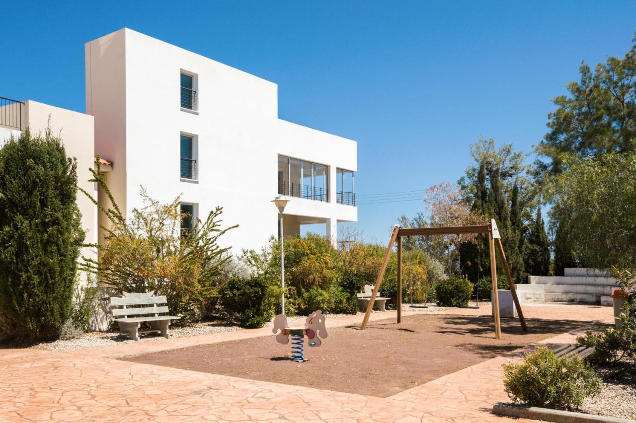 Seabreeze Apartment 200M Away From The Sea Paralimni Bagian luar foto