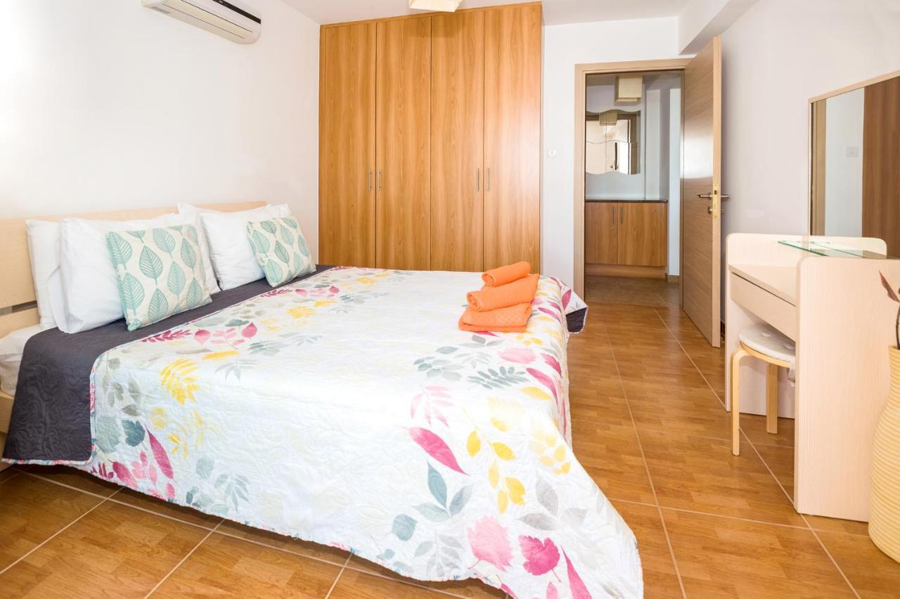 Seabreeze Apartment 200M Away From The Sea Paralimni Bagian luar foto
