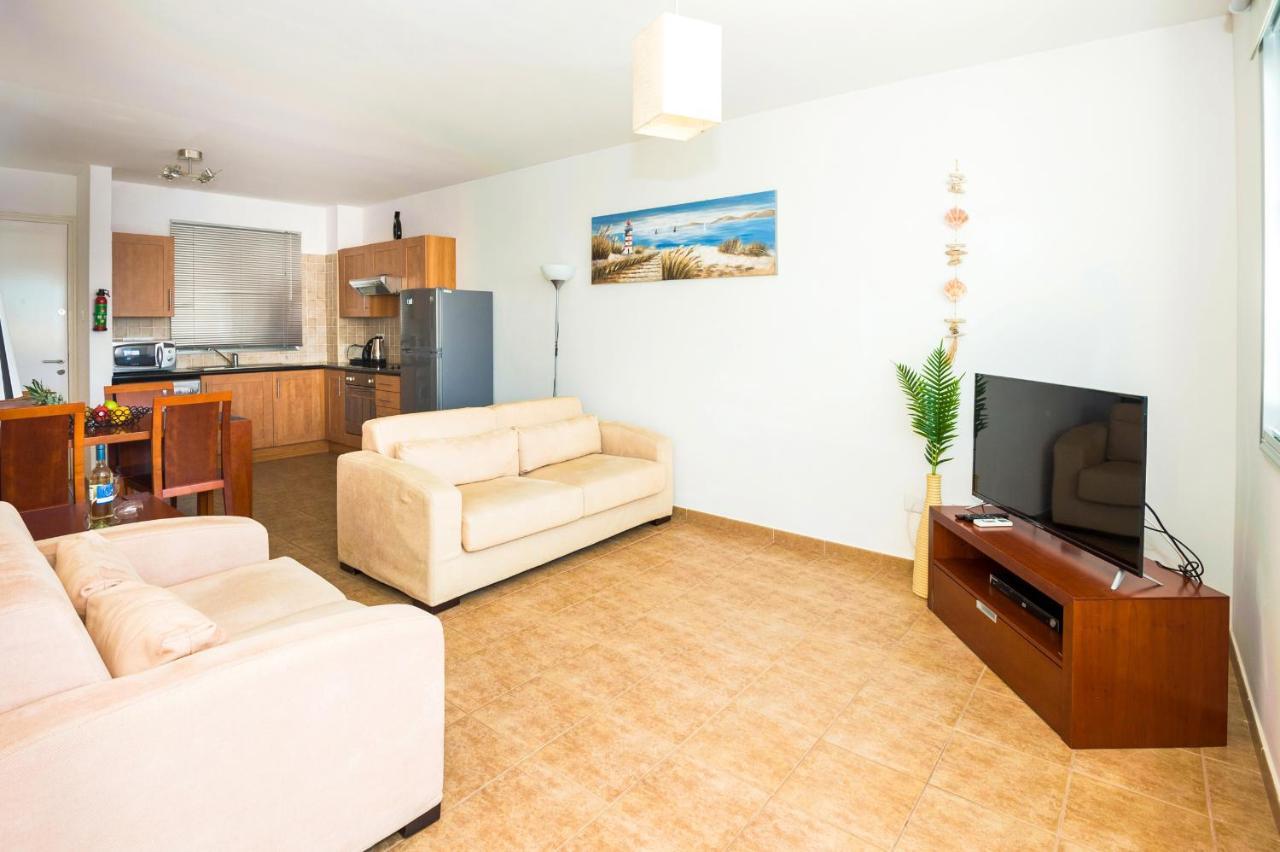 Seabreeze Apartment 200M Away From The Sea Paralimni Bagian luar foto