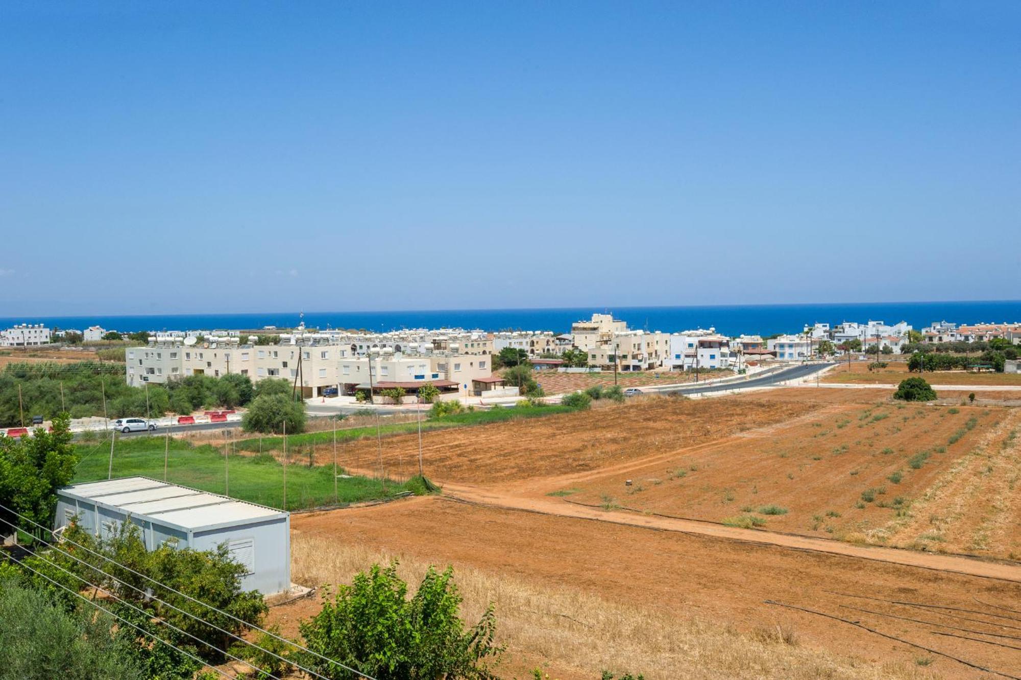 Seabreeze Apartment 200M Away From The Sea Paralimni Bagian luar foto