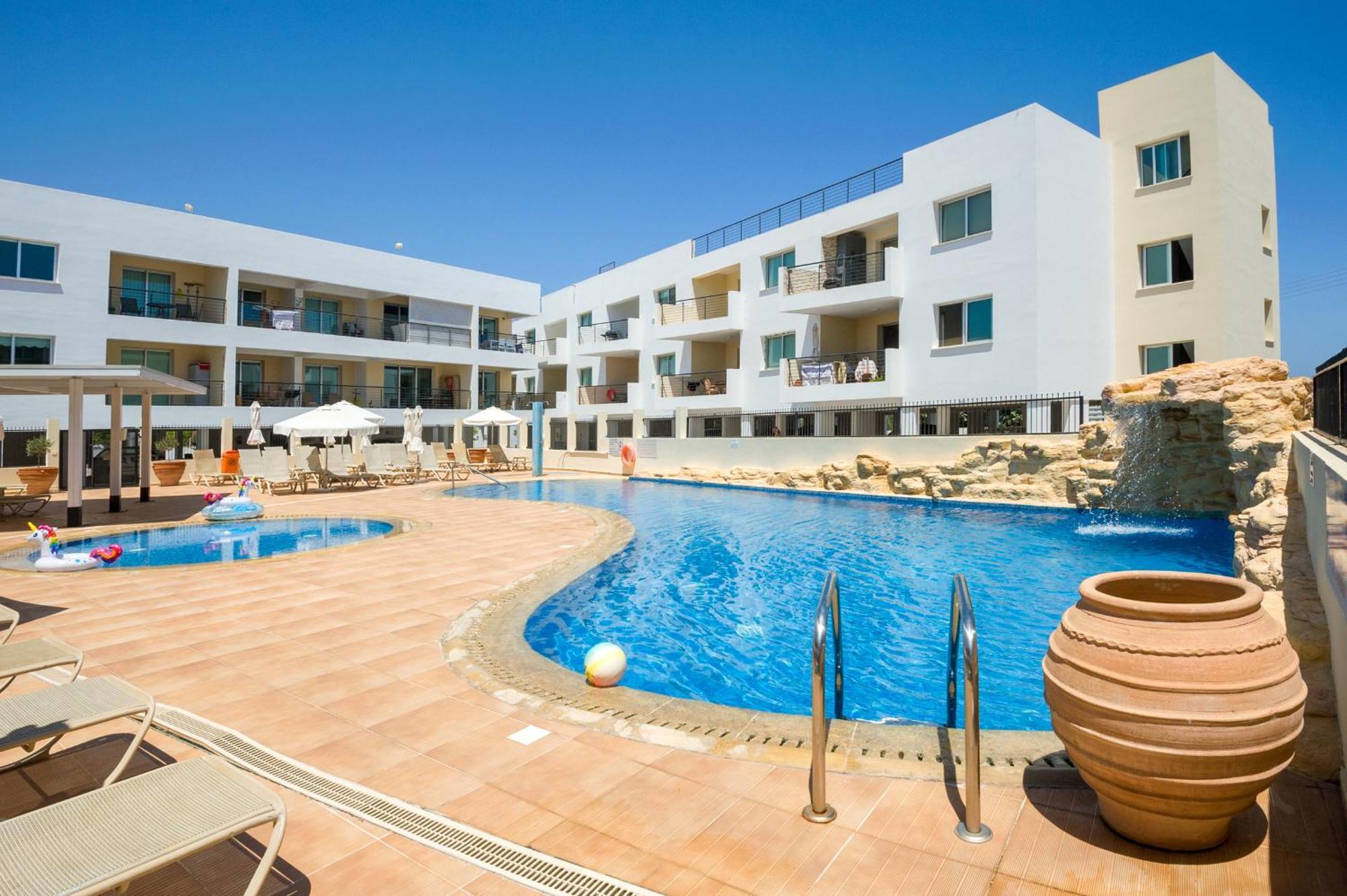 Seabreeze Apartment 200M Away From The Sea Paralimni Bagian luar foto