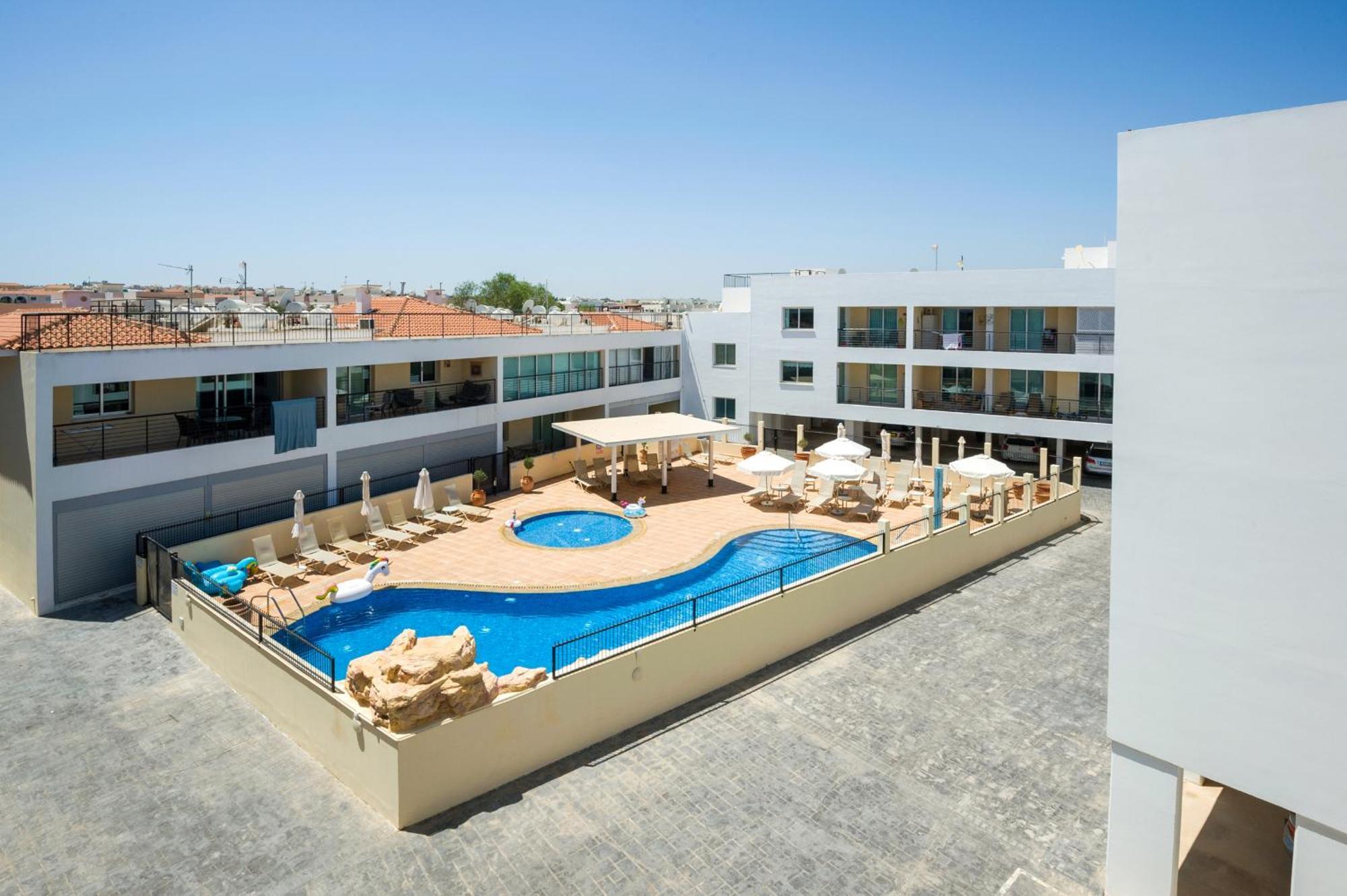 Seabreeze Apartment 200M Away From The Sea Paralimni Bagian luar foto