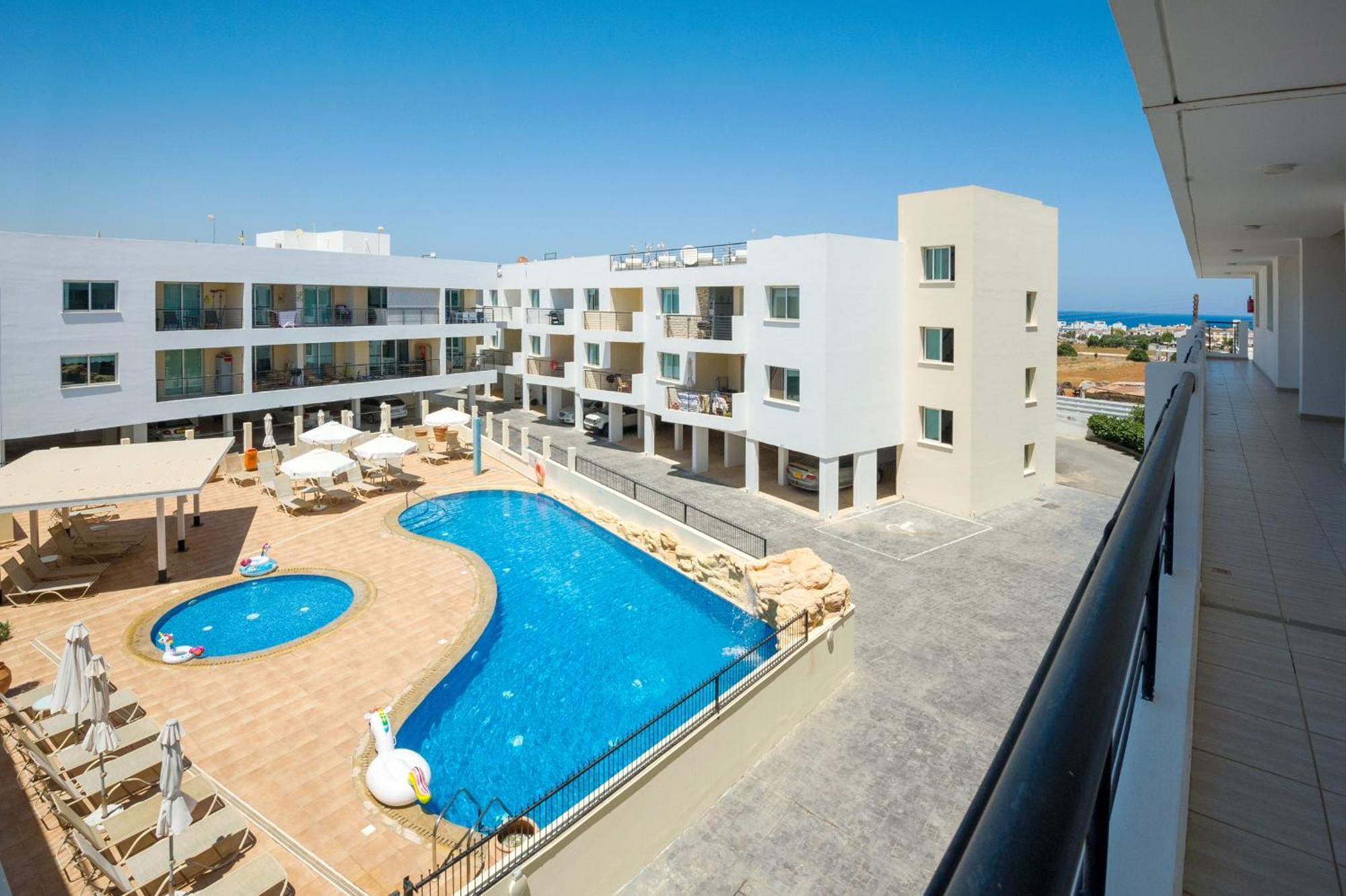 Seabreeze Apartment 200M Away From The Sea Paralimni Bagian luar foto