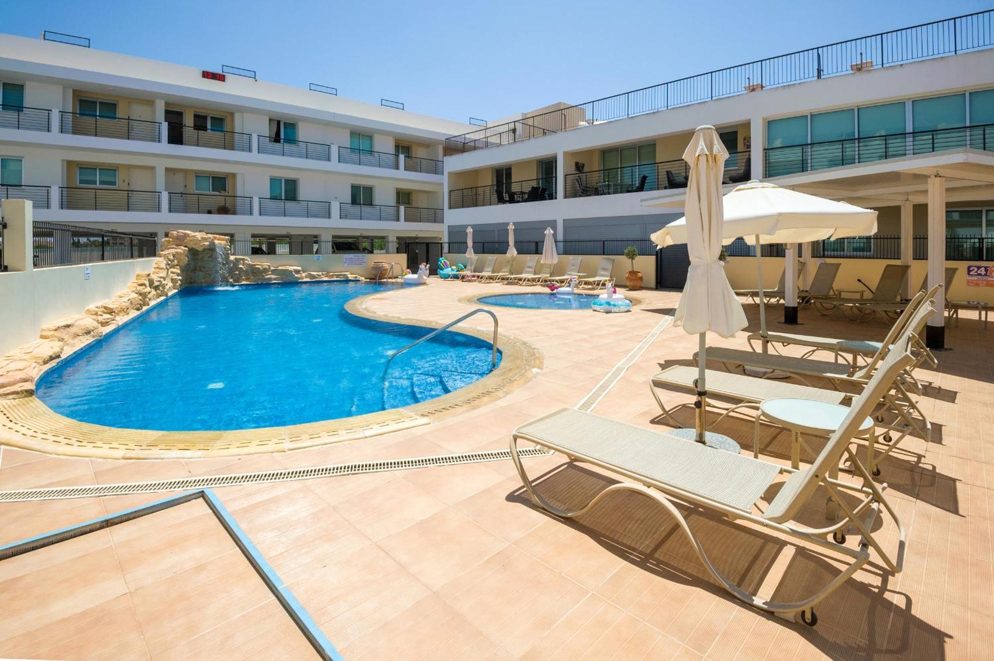 Seabreeze Apartment 200M Away From The Sea Paralimni Bagian luar foto